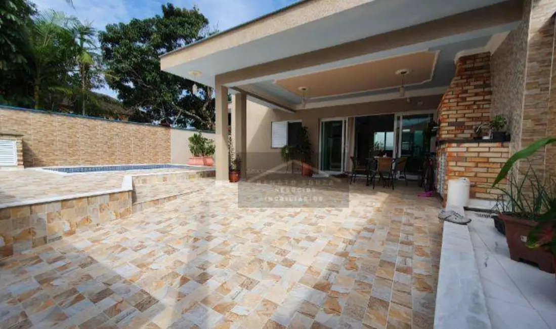 Foto 2 de Casa com 3 quartos à venda, 250m2 em Peruibe - SP
