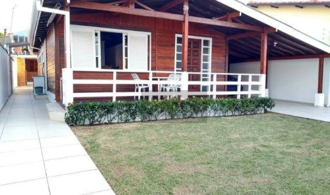 Foto 2 de Casa com 5 quartos à venda, 300m2 em Peruibe - SP