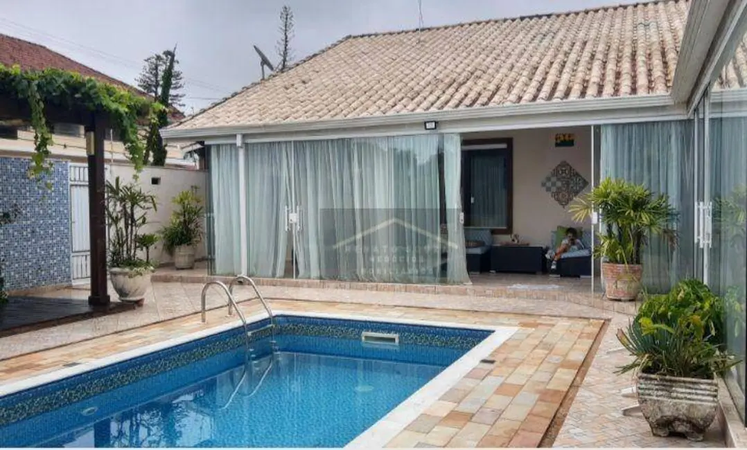 Casa com 3 quartos à venda, 250m2 em Peruibe - SP - imagem 4 Foto 4 de Casa com 3 quartos à venda, 250m2 em Peruibe - SP