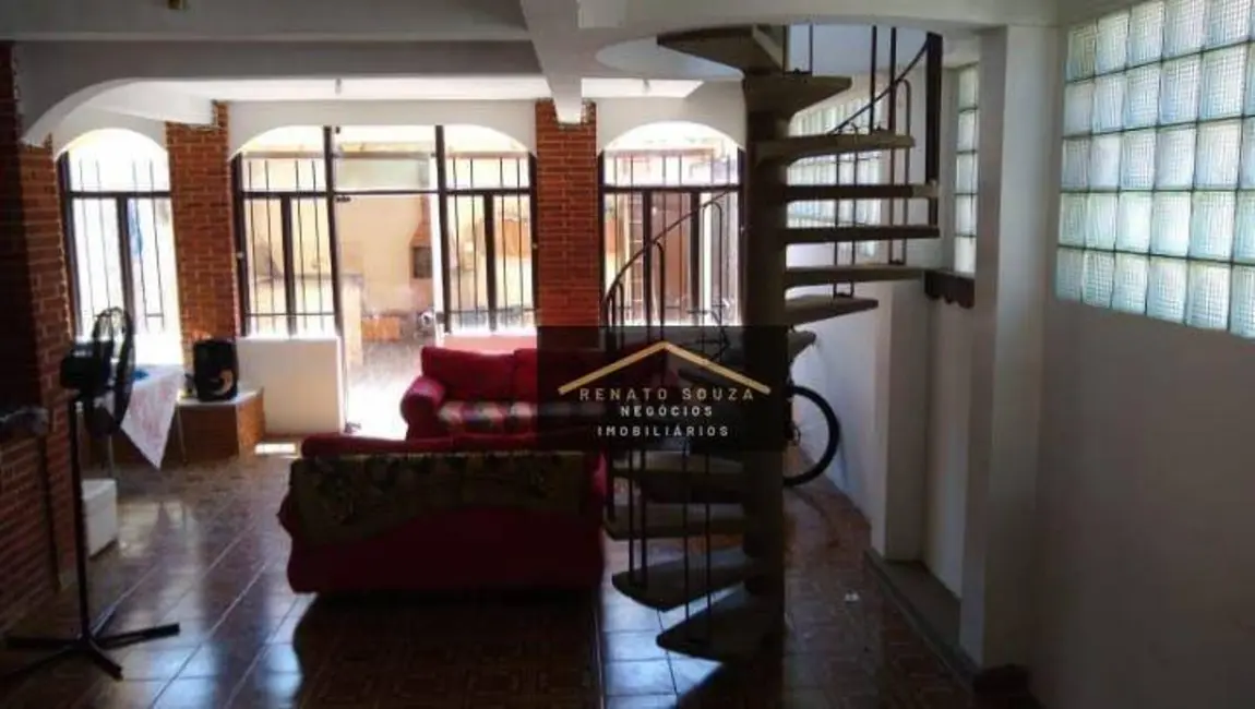 Sobrado com 3 quartos à venda, 250m2 em Peruibe - SP - imagem 4 Foto 4 de Sobrado com 3 quartos à venda, 250m2 em Peruibe - SP