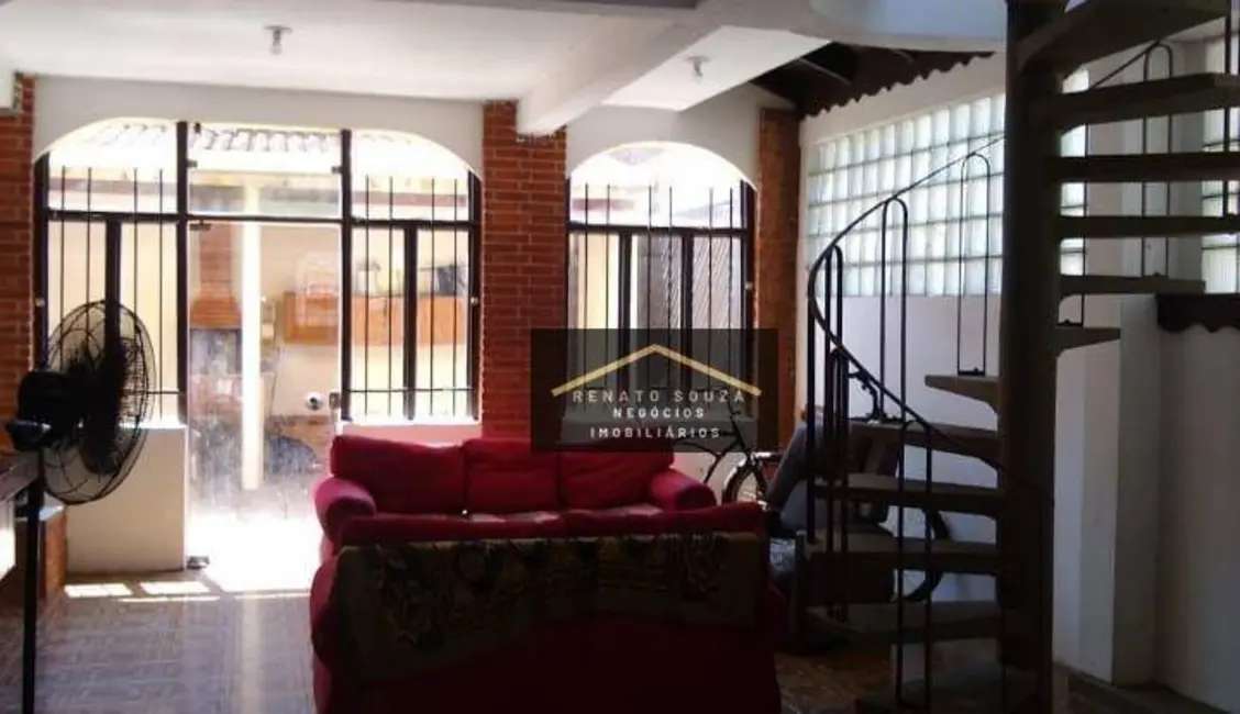 Sobrado com 3 quartos à venda, 250m2 em Peruibe - SP - imagem 8 Foto 8 de Sobrado com 3 quartos à venda, 250m2 em Peruibe - SP