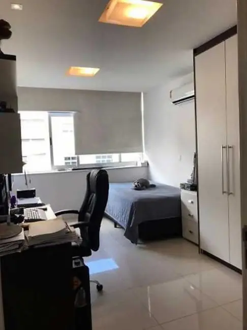 Apartamento com 4 quartos à venda, 250m2 em Rio De Janeiro - RJ - imagem 4 Foto 4 de Apartamento com 4 quartos à venda, 250m2 em Rio De Janeiro - RJ