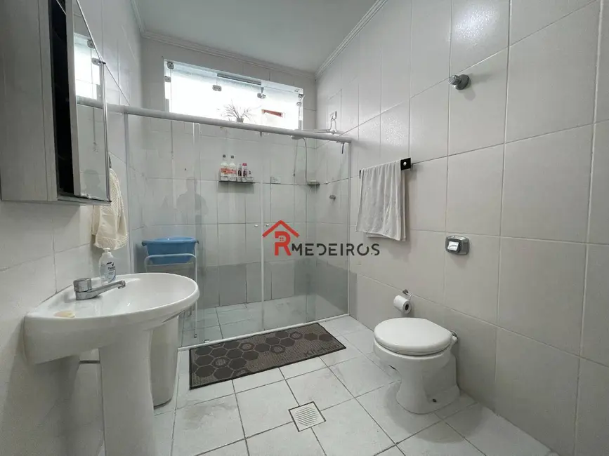Casa com 3 quartos à venda, 200m2 em Canto do Forte, Praia Grande - SP - imagem 8 Foto 8 de Casa com 3 quartos à venda, 200m2 em Canto do Forte, Praia Grande - SP