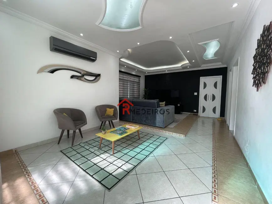 Casa com 3 quartos à venda, 200m2 em Canto do Forte, Praia Grande - SP - imagem 2 Foto 2 de Casa com 3 quartos à venda, 200m2 em Canto do Forte, Praia Grande - SP