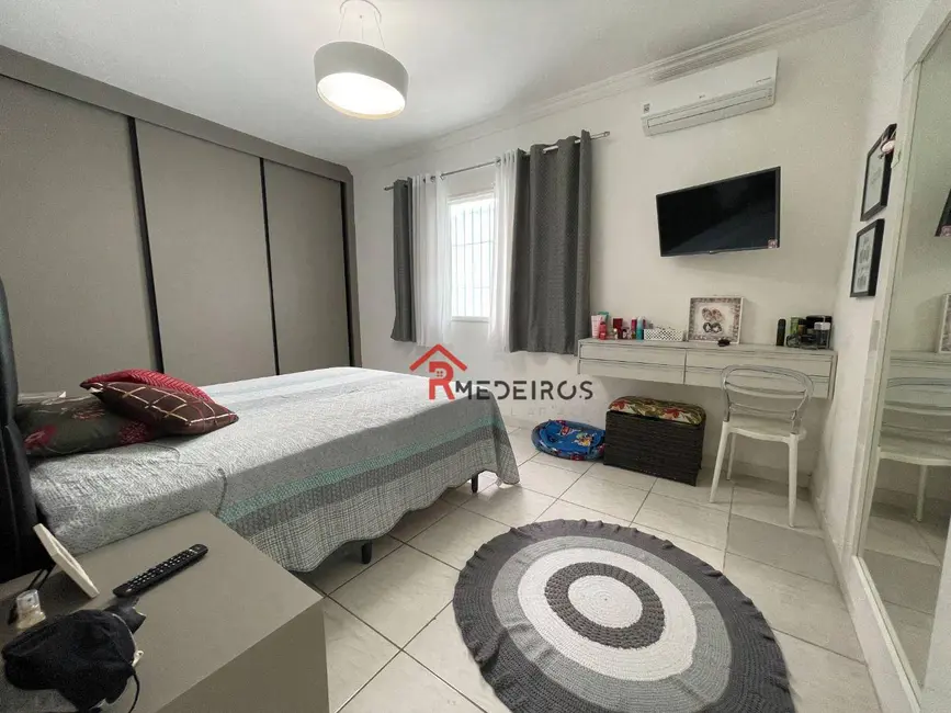 Casa com 3 quartos à venda, 200m2 em Canto do Forte, Praia Grande - SP - imagem 4 Foto 4 de Casa com 3 quartos à venda, 200m2 em Canto do Forte, Praia Grande - SP