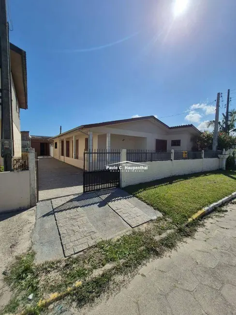 Foto 1 de Casa com 4 quartos para alugar, 300m2 em Balneario Arroio Do Silva - SC