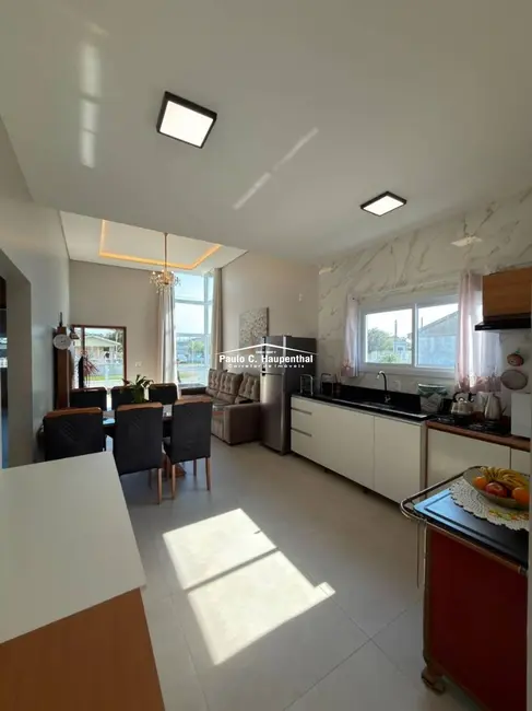 Casa com 3 quartos à venda, 351m2 em Balneario Arroio Do Silva - SC - imagem 3 Foto 3 de Casa com 3 quartos à venda, 351m2 em Balneario Arroio Do Silva - SC