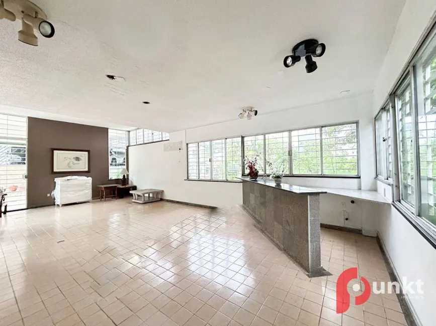 Casa com 5 quartos à venda e para alugar, 1800m2 em Adrianópolis, Manaus - AM - imagem 3 Foto 3 de Casa com 5 quartos à venda e para alugar, 1800m2 em Adrianópolis, Manaus - AM