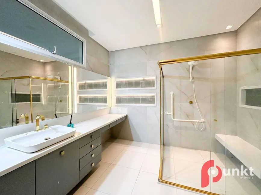 Casa com 5 quartos à venda e para alugar, 1800m2 em Adrianópolis, Manaus - AM - imagem 8 Foto 8 de Casa com 5 quartos à venda e para alugar, 1800m2 em Adrianópolis, Manaus - AM