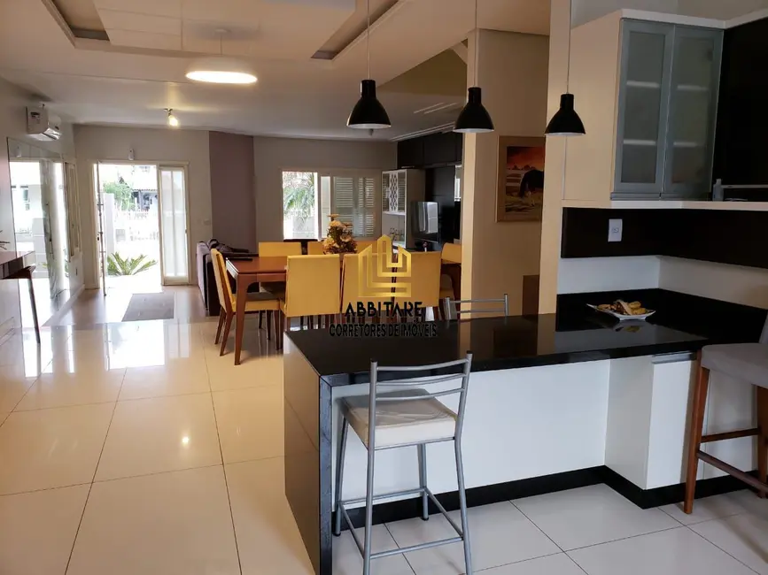 Casa com 4 quartos à venda, 285m2 em Centro, Torres - RS - imagem 6 Foto 6 de Casa com 4 quartos à venda, 285m2 em Centro, Torres - RS