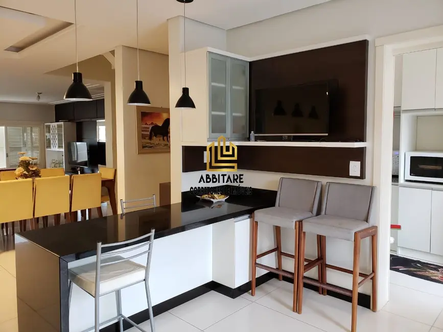 Casa com 4 quartos à venda, 285m2 em Centro, Torres - RS - imagem 9 Foto 9 de Casa com 4 quartos à venda, 285m2 em Centro, Torres - RS