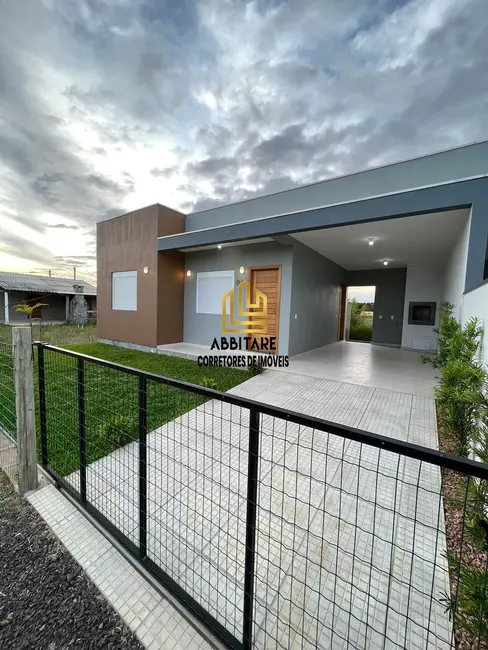 Foto 1 de Casa com 2 quartos à venda, 71m2 em Torres - RS