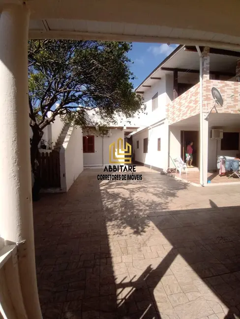 Foto 1 de Casa com 8 quartos à venda, 223m2 em Centro, Torres - RS