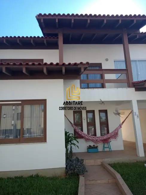 Foto 1 de Casa com 3 quartos à venda, 30m2 em Centro, Torres - RS