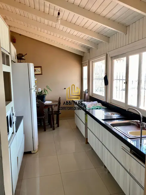 Casa com 6 quartos à venda, 217m2 em Torres - RS - imagem 4 Foto 4 de Casa com 6 quartos à venda, 217m2 em Torres - RS