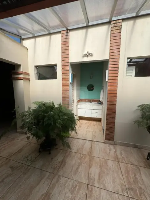 Foto 1 de Sobrado com 3 quartos à venda, 580m2 em Araguari - MG