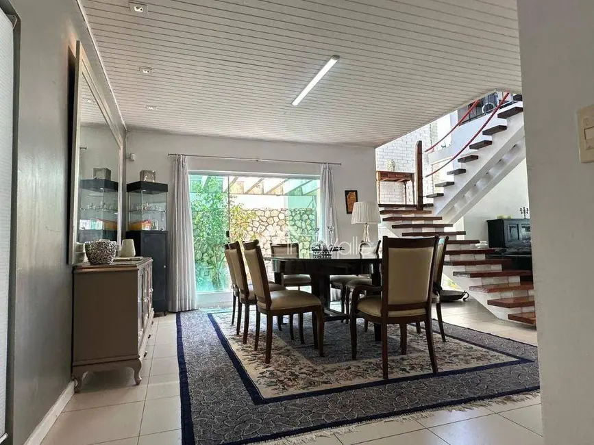 Casa com 3 quartos à venda e para alugar, 460m2 em Sao Jose Dos Campos - SP - imagem 4 Foto 4 de Casa com 3 quartos à venda e para alugar, 460m2 em Sao Jose Dos Campos - SP