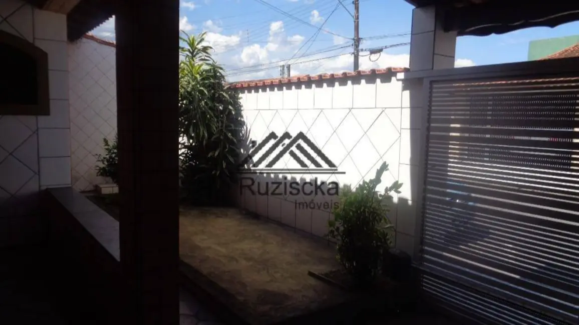 Casa com 3 quartos à venda, 250m2 em Itanhaem - SP - imagem 1 Foto 1 de Casa com 3 quartos à venda, 250m2 em Itanhaem - SP