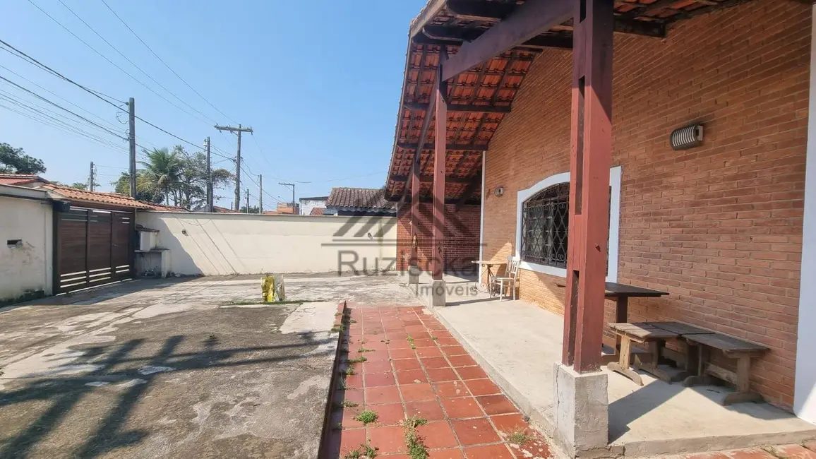 Casa com 3 quartos à venda, 300m2 em Centro, Itanhaem - SP - imagem 4 Foto 4 de Casa com 3 quartos à venda, 300m2 em Centro, Itanhaem - SP