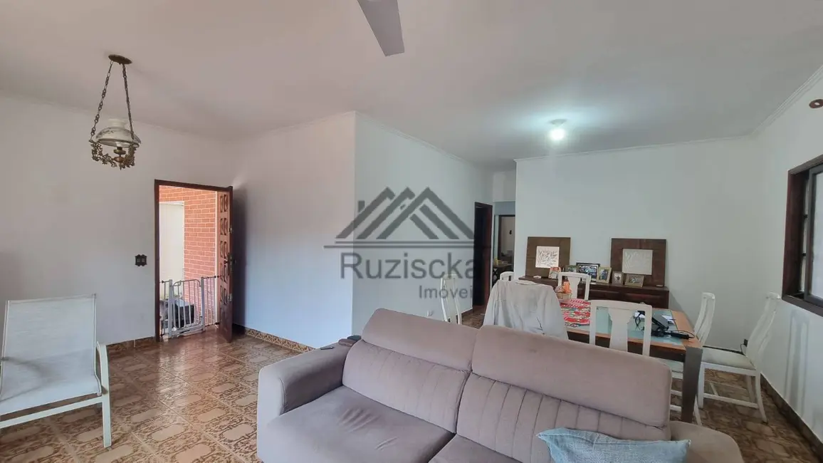 Casa com 3 quartos à venda, 300m2 em Centro, Itanhaem - SP - imagem 8 Foto 8 de Casa com 3 quartos à venda, 300m2 em Centro, Itanhaem - SP