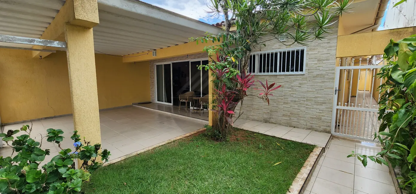 Foto 2 de Casa com 4 quartos à venda, 300m2 em Itanhaem - SP