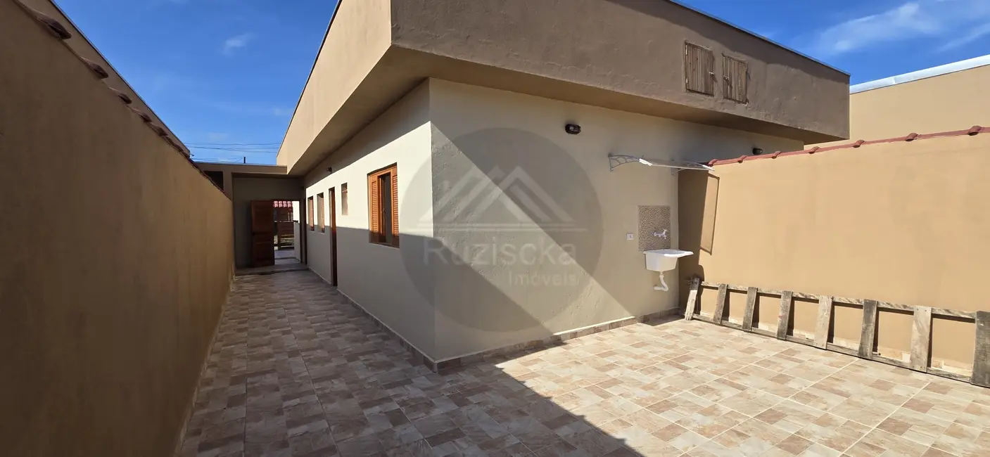 Foto 2 de Casa com 2 quartos à venda, 125m2 em Itanhaem - SP