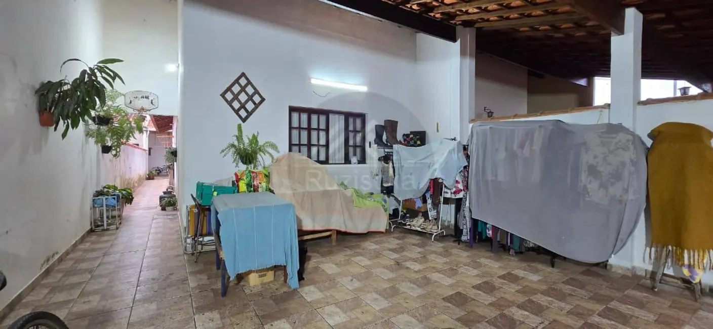 Foto 2 de Casa com 2 quartos à venda, 162m2 em Itanhaem - SP