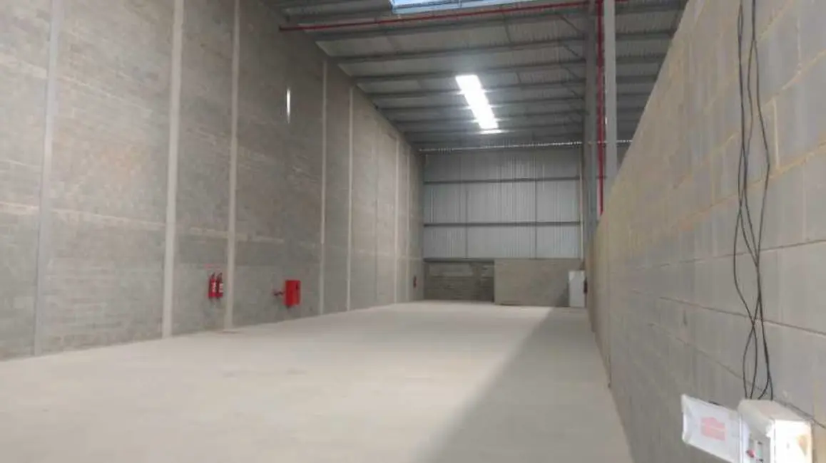 Armazém / Galpão para alugar, 1100m2 em Rio De Janeiro - RJ - imagem 4 Foto 4 de Armazém / Galpão para alugar, 1100m2 em Rio De Janeiro - RJ