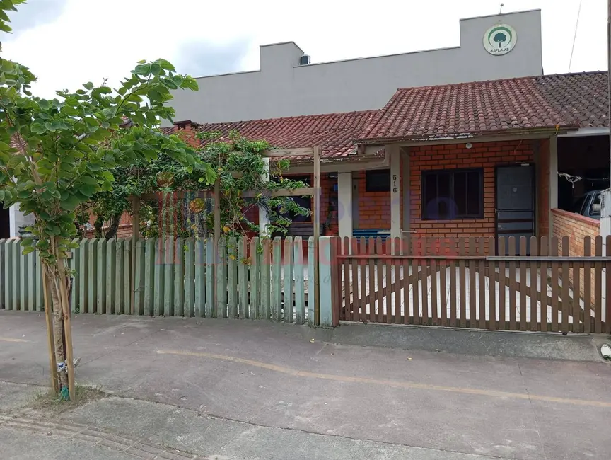 Foto 1 de Casa com 2 quartos à venda, 125m2 em Itapoa - SC