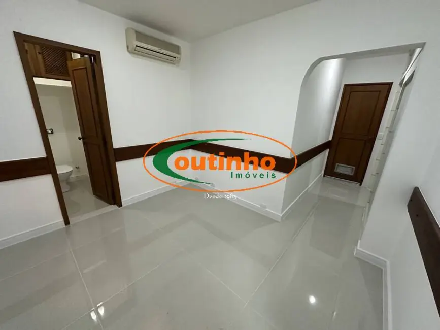 Sala Comercial à venda, 52m2 em Tijuca, Rio De Janeiro - RJ - imagem 2 Foto 2 de Sala Comercial à venda, 52m2 em Tijuca, Rio De Janeiro - RJ