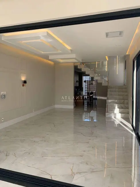 Foto 1 de Casa com 3 quartos à venda, 300m2 em Guarapari - ES