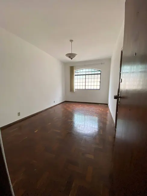 Apartamento com 3 quartos para alugar, 140m2 em Santa Tereza, Belo Horizonte - MG - imagem 1 Foto 1 de Apartamento com 3 quartos para alugar, 140m2 em Santa Tereza, Belo Horizonte - MG