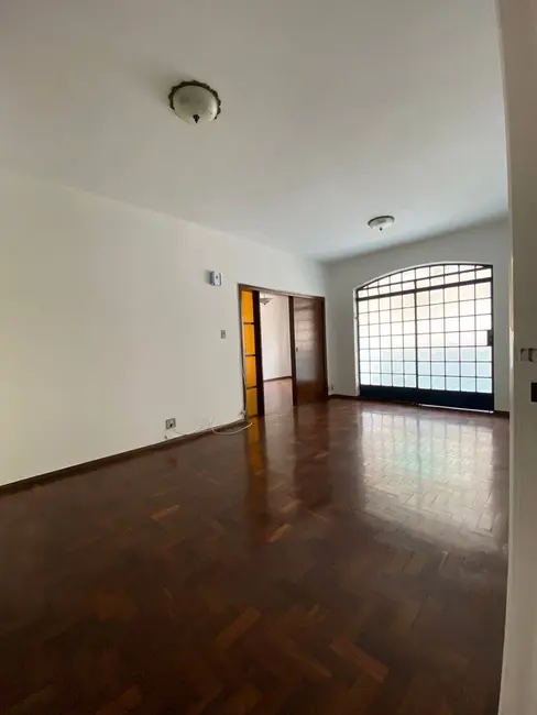 Apartamento com 3 quartos para alugar, 140m2 em Santa Tereza, Belo Horizonte - MG - imagem 4 Foto 4 de Apartamento com 3 quartos para alugar, 140m2 em Santa Tereza, Belo Horizonte - MG