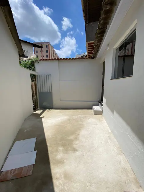 Foto 2 de Casa com 2 quartos para alugar, 50m2 em Santa Tereza, Belo Horizonte - MG