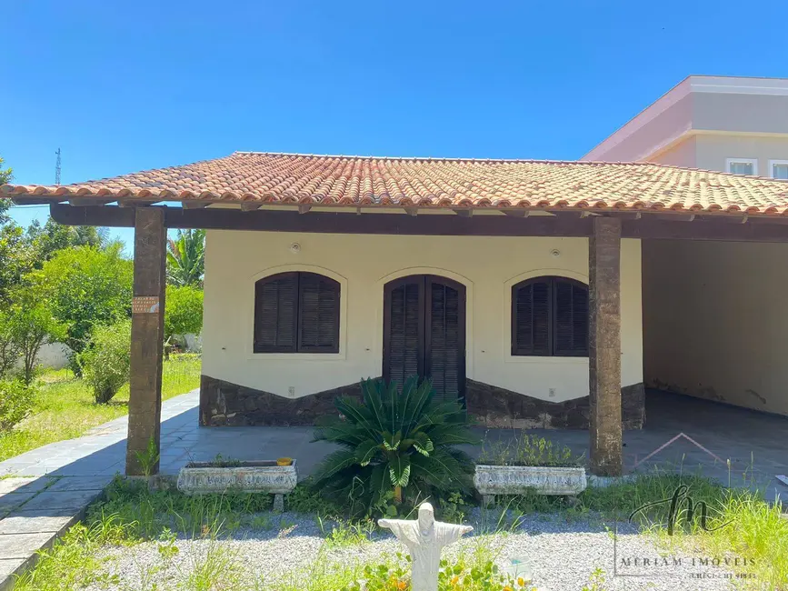 Foto 1 de Casa com 4 quartos à venda em Araruama - RJ