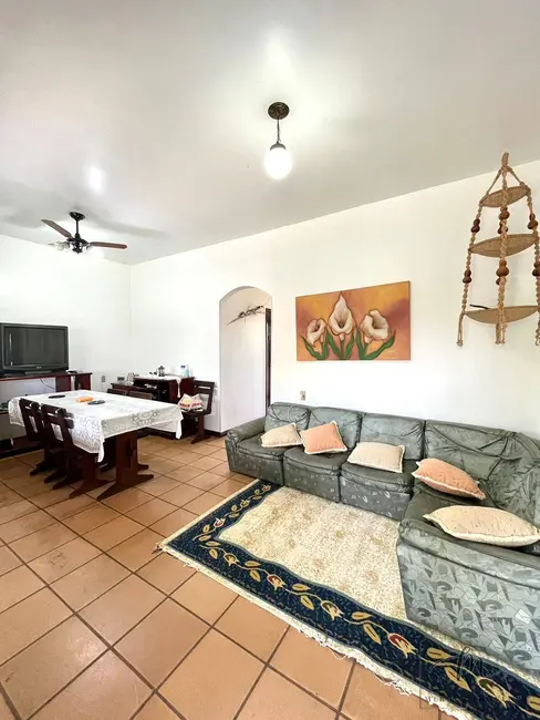 Foto 2 de Casa com 4 quartos à venda, 600m2 em Araruama - RJ