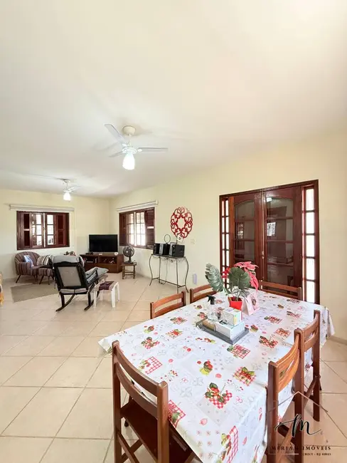 Foto 4 de Casa com 4 quartos à venda, 450m2 em Araruama - RJ