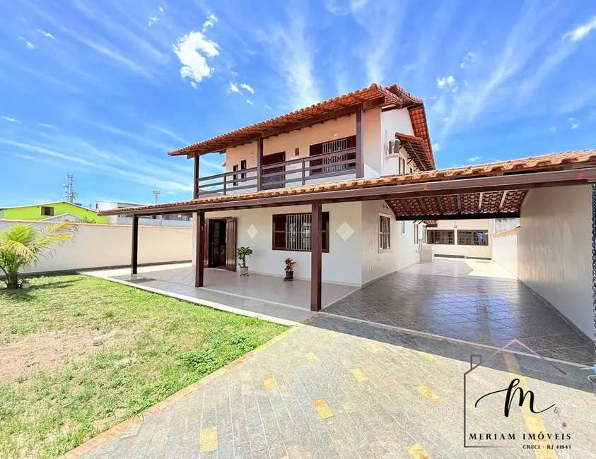 Foto 1 de Casa com 4 quartos à venda, 450m2 em Araruama - RJ