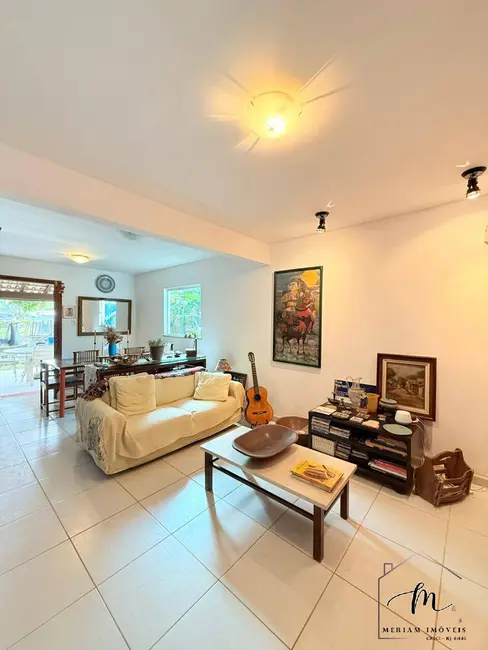 Foto 2 de Casa com 5 quartos à venda, 360m2 em Araruama - RJ