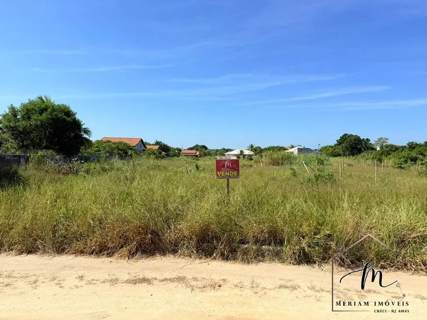 Foto 1 de Terreno / Lote à venda, 811m2 em Araruama - RJ