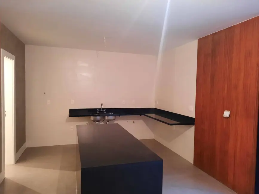 Casa com 5 quartos à venda, 342m2 em Barra da Tijuca, Rio De Janeiro - RJ - imagem 3 Foto 3 de Casa com 5 quartos à venda, 342m2 em Barra da Tijuca, Rio De Janeiro - RJ