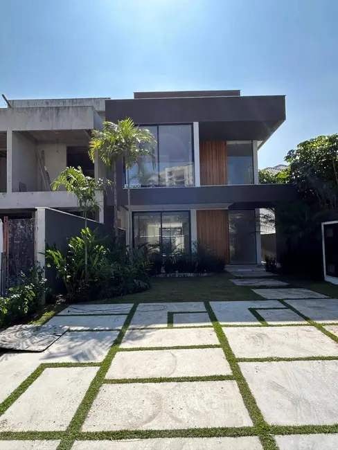 Casa com 4 quartos à venda, 350m2 em Barra da Tijuca, Rio De Janeiro - RJ - imagem 2 Foto 2 de Casa com 4 quartos à venda, 350m2 em Barra da Tijuca, Rio De Janeiro - RJ