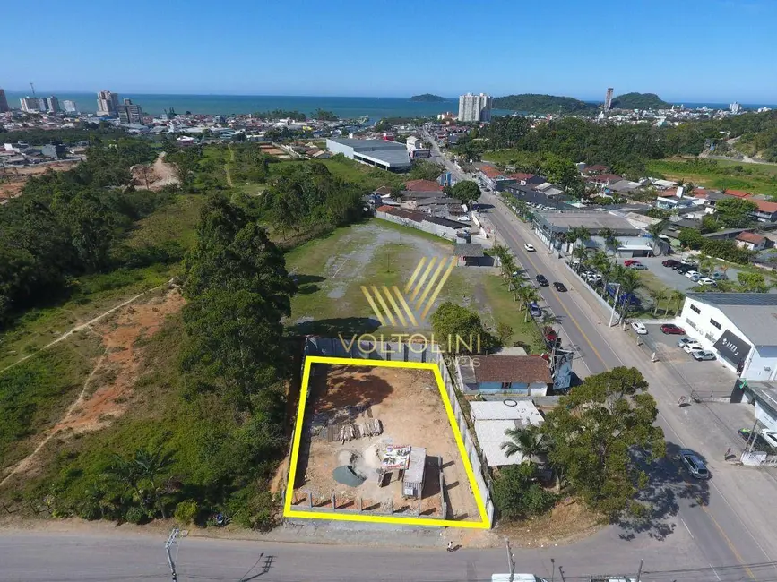 Foto 2 de Terreno / Lote à venda, 816m2 em Balneario Picarras - SC