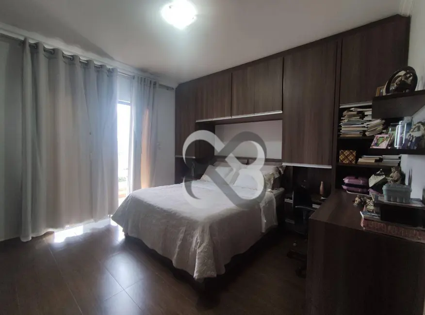 Sobrado com 4 quartos à venda, 306m2 em Jardim Continental, Londrina - PR - imagem 6 Foto 6 de Sobrado com 4 quartos à venda, 306m2 em Jardim Continental, Londrina - PR