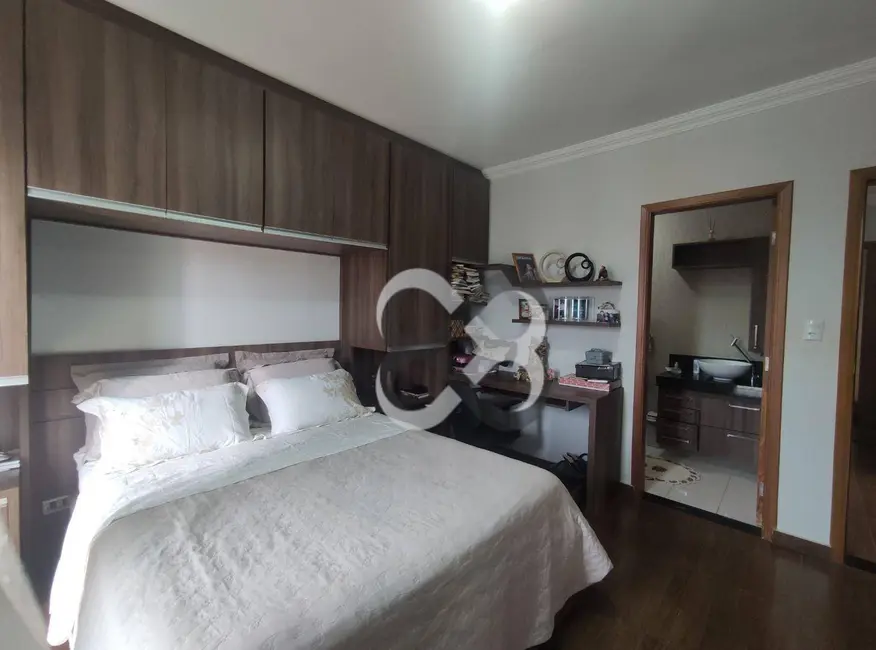 Sobrado com 4 quartos à venda, 306m2 em Jardim Continental, Londrina - PR - imagem 8 Foto 8 de Sobrado com 4 quartos à venda, 306m2 em Jardim Continental, Londrina - PR