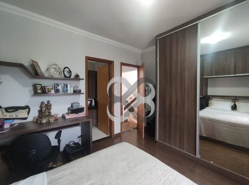 Sobrado com 4 quartos à venda, 306m2 em Jardim Continental, Londrina - PR - imagem 7 Foto 7 de Sobrado com 4 quartos à venda, 306m2 em Jardim Continental, Londrina - PR