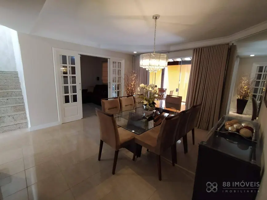 Sobrado com 4 quartos à venda, 306m2 em Parque Jamaica, Londrina - PR - imagem 6 Foto 6 de Sobrado com 4 quartos à venda, 306m2 em Parque Jamaica, Londrina - PR