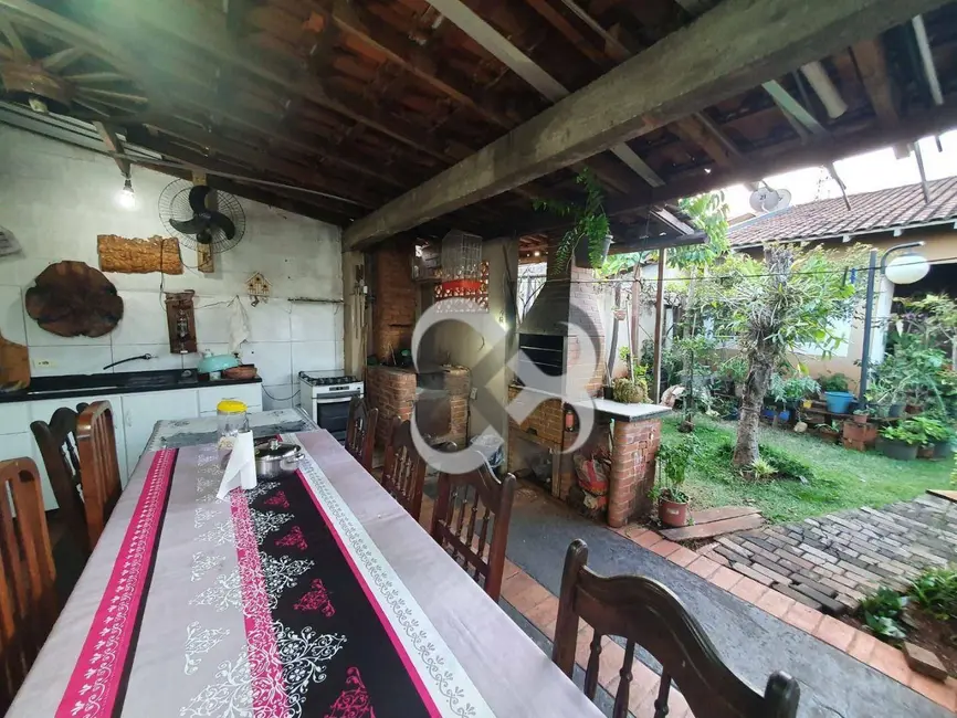 Casa com 3 quartos à venda, 336m2 em Coliseu, Londrina - PR - imagem 4 Foto 4 de Casa com 3 quartos à venda, 336m2 em Coliseu, Londrina - PR