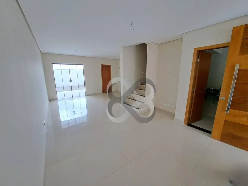 Sobrado com 3 quartos à venda e para alugar, 132m2 em Sabará I, Londrina - PR - imagem 4 Foto 4 de Sobrado com 3 quartos à venda e para alugar, 132m2 em Sabará I, Londrina - PR