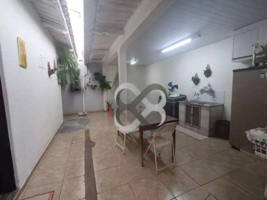 Casa com 3 quartos à venda, 200m2 em Armindo Guazzi, Londrina - PR - imagem 9 Foto 9 de Casa com 3 quartos à venda, 200m2 em Armindo Guazzi, Londrina - PR